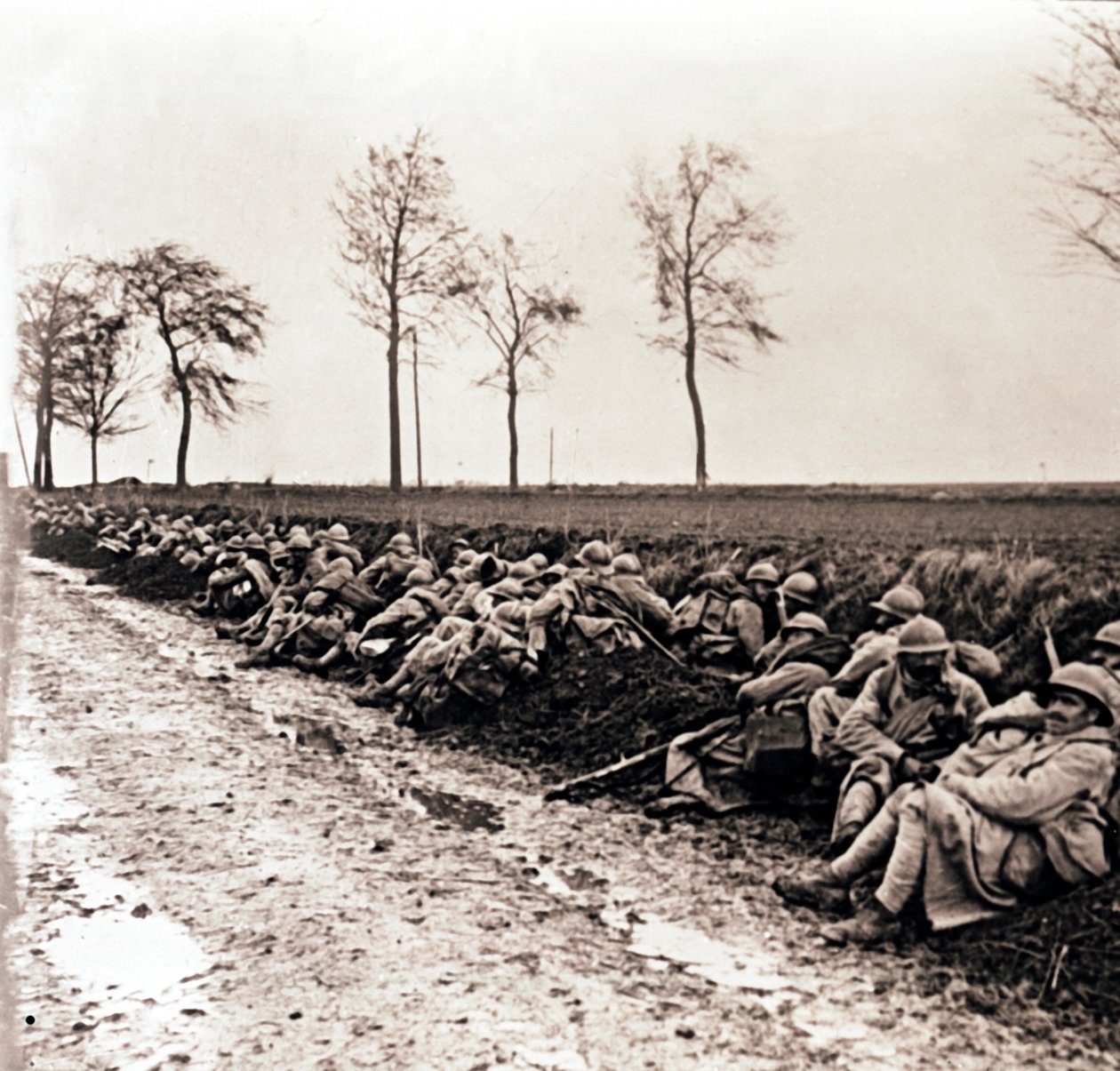 Tropas descansando ao lado de uma estrada, norte da França, c1914-c1918 de Unbekannt