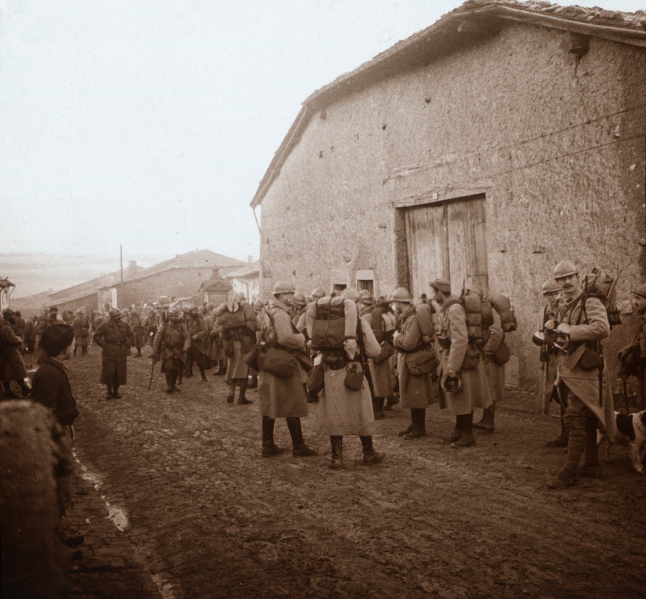 Tropas com mochilas nas costas, Somme, norte da França, c1914-c1918 de Unbekannt