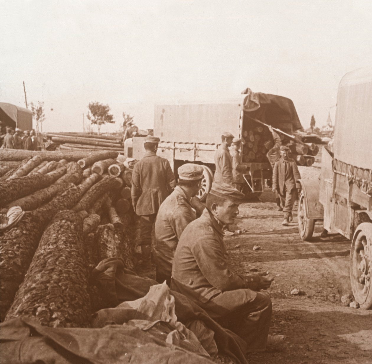 Caminhões no Voie Sacrée, Verdun, norte da França, c1914-c1918. de Unbekannt