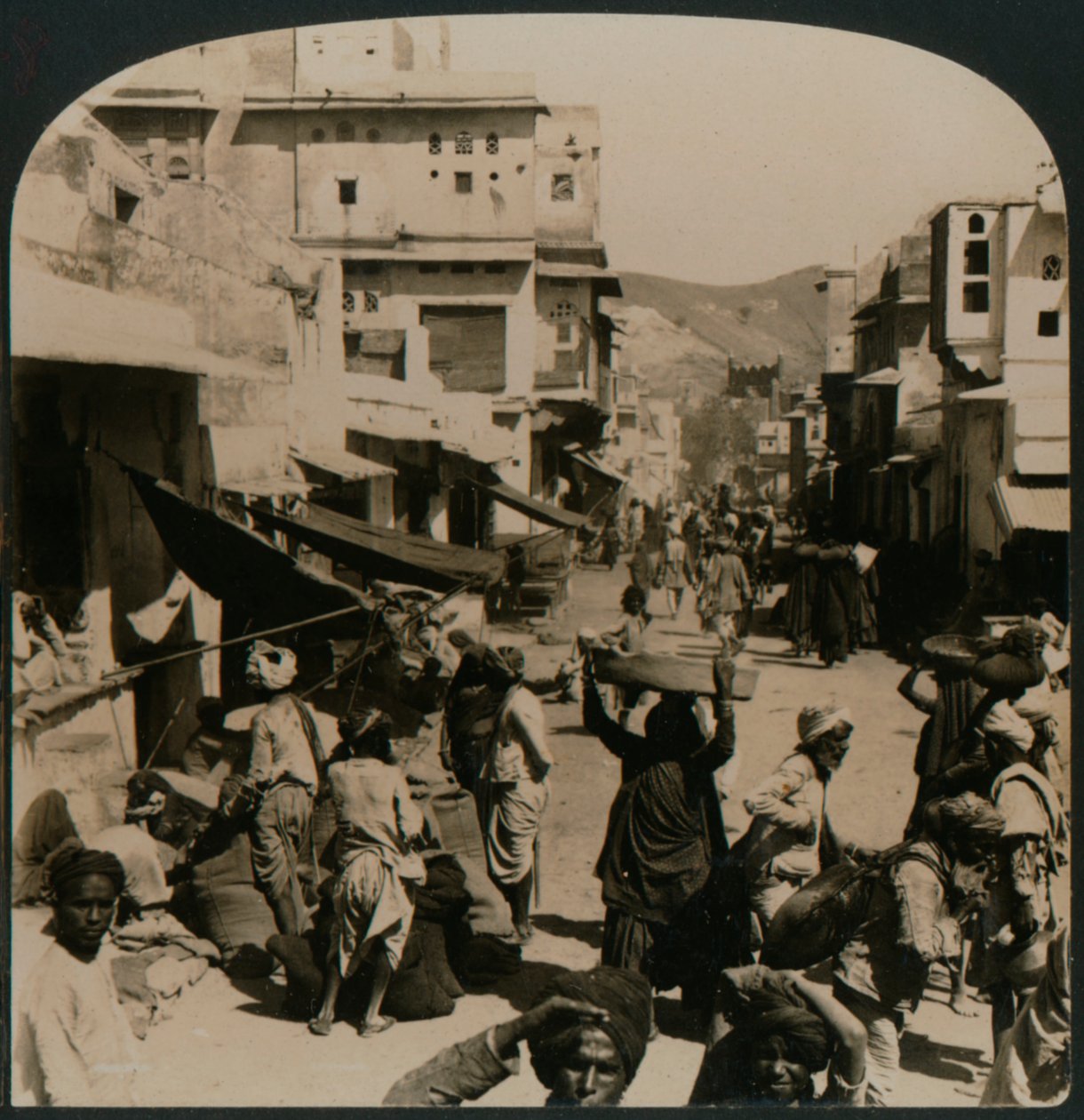 Verdadeiramente Oriental - uma rua na antiga cidade de Ajmere, Índia, 1907 de Unbekannt