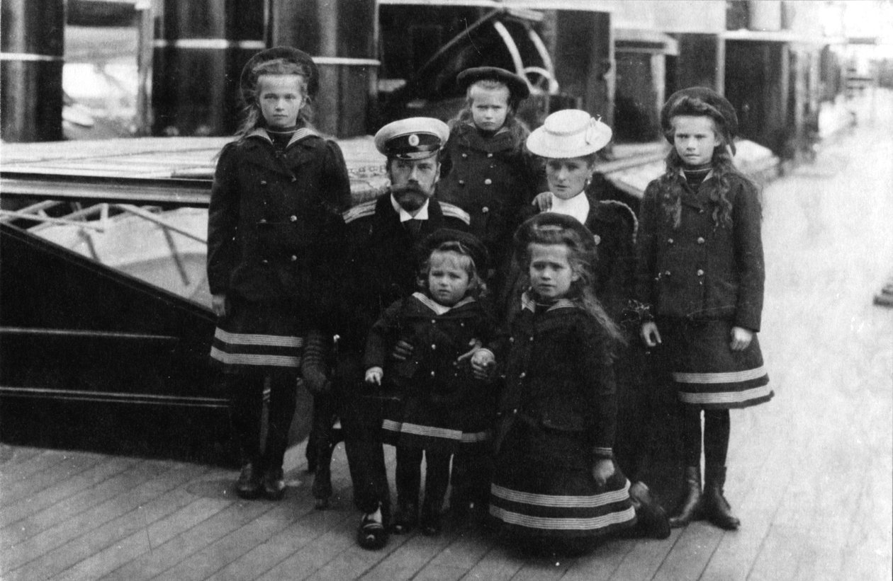 O czar Nicolau II e a czarina Alexandra da Rússia e seus filhos, 1907. de Unbekannt
