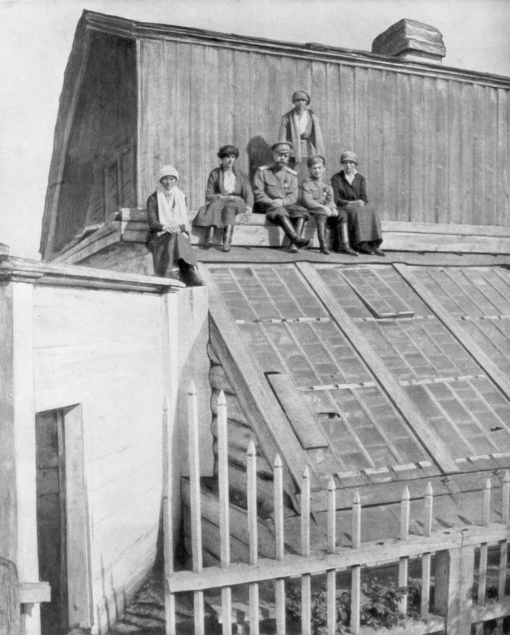 Czar Nicolau II e seus filhos sentados em uma estufa, Tobolsk, Sibéria, Rússia, 1917 de Unbekannt