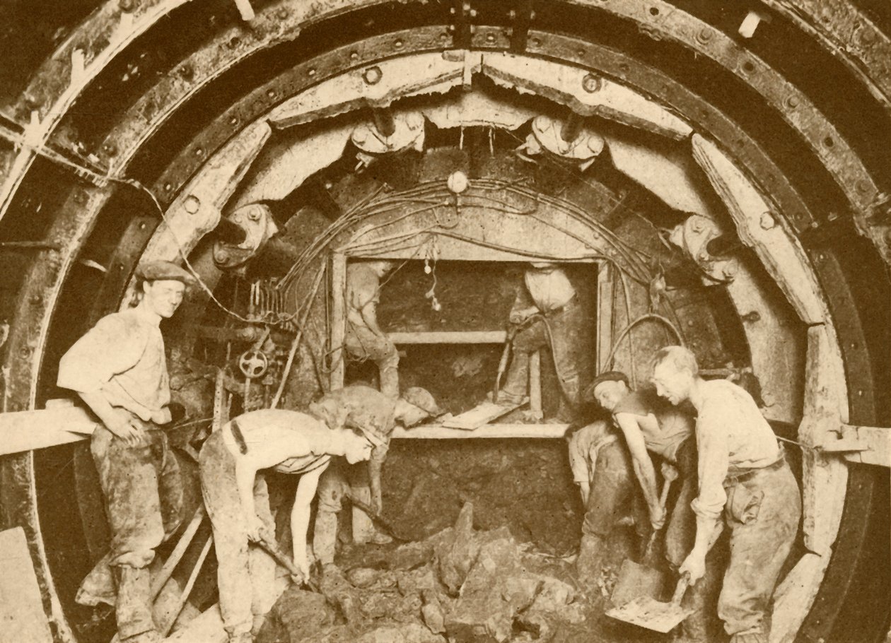 Escavação de Túnel de Tubo por Meio de Escudo Chato Greathead, c1930. de Unbekannt