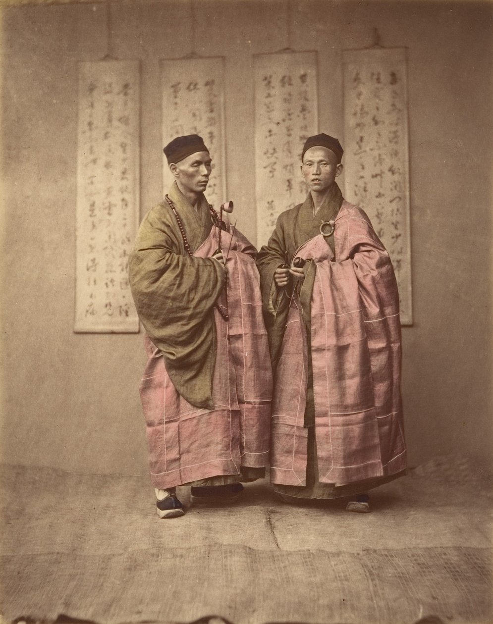 [Dois homens chineses em trajes tradicionais combinando], década de 1870. de Unbekannt