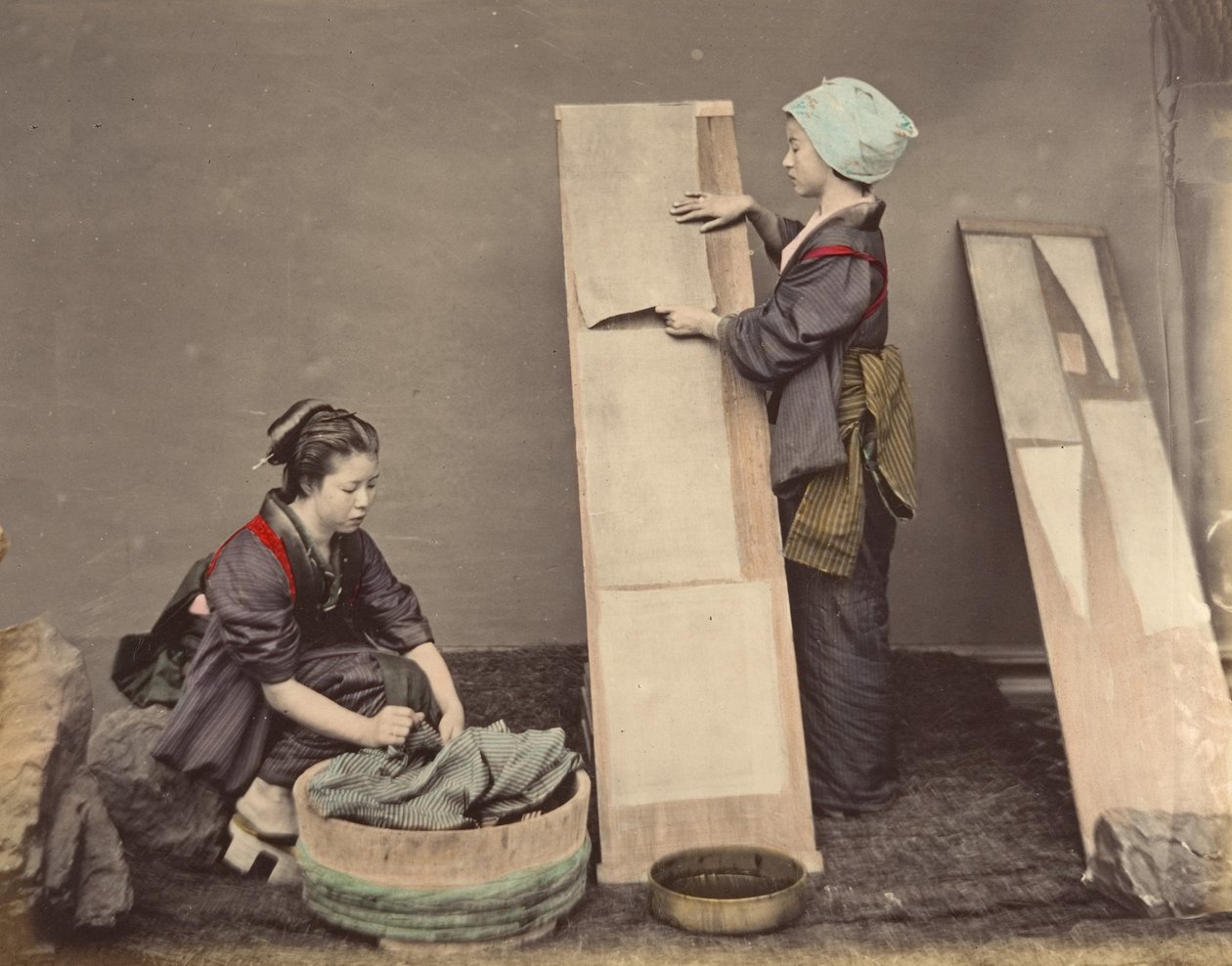 [Duas mulheres japonesas posando com lavanderia], década de 1870. de Unbekannt