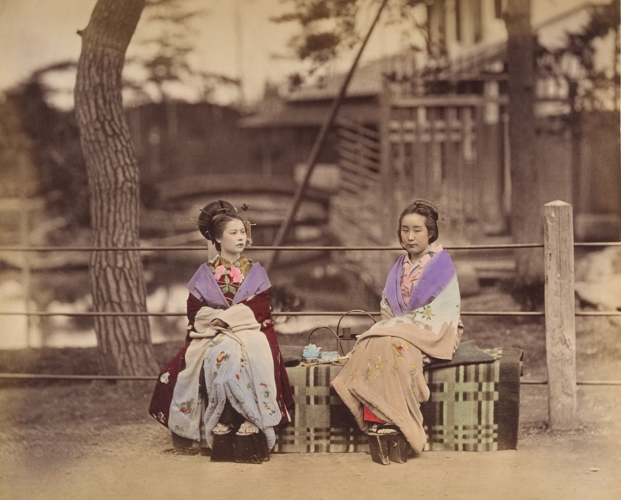 [Duas mulheres japonesas sentadas em um banco], década de 1870. de Unbekannt