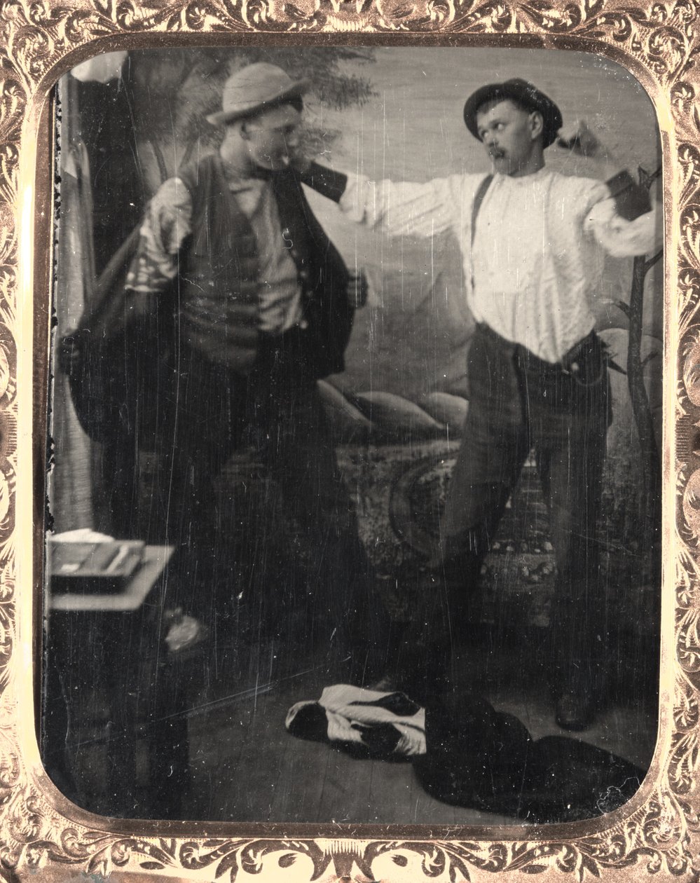 Dois homens encenando uma briga em um estúdio, c. 1860 de Unbekannt