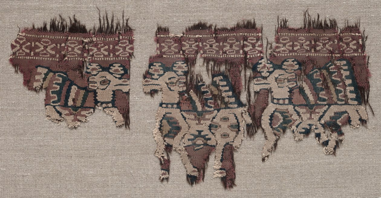 Dois fragmentos montados de uma borda de uma peça de roupa, no final dos anos 700 - início dos anos 800. de Unbekannt