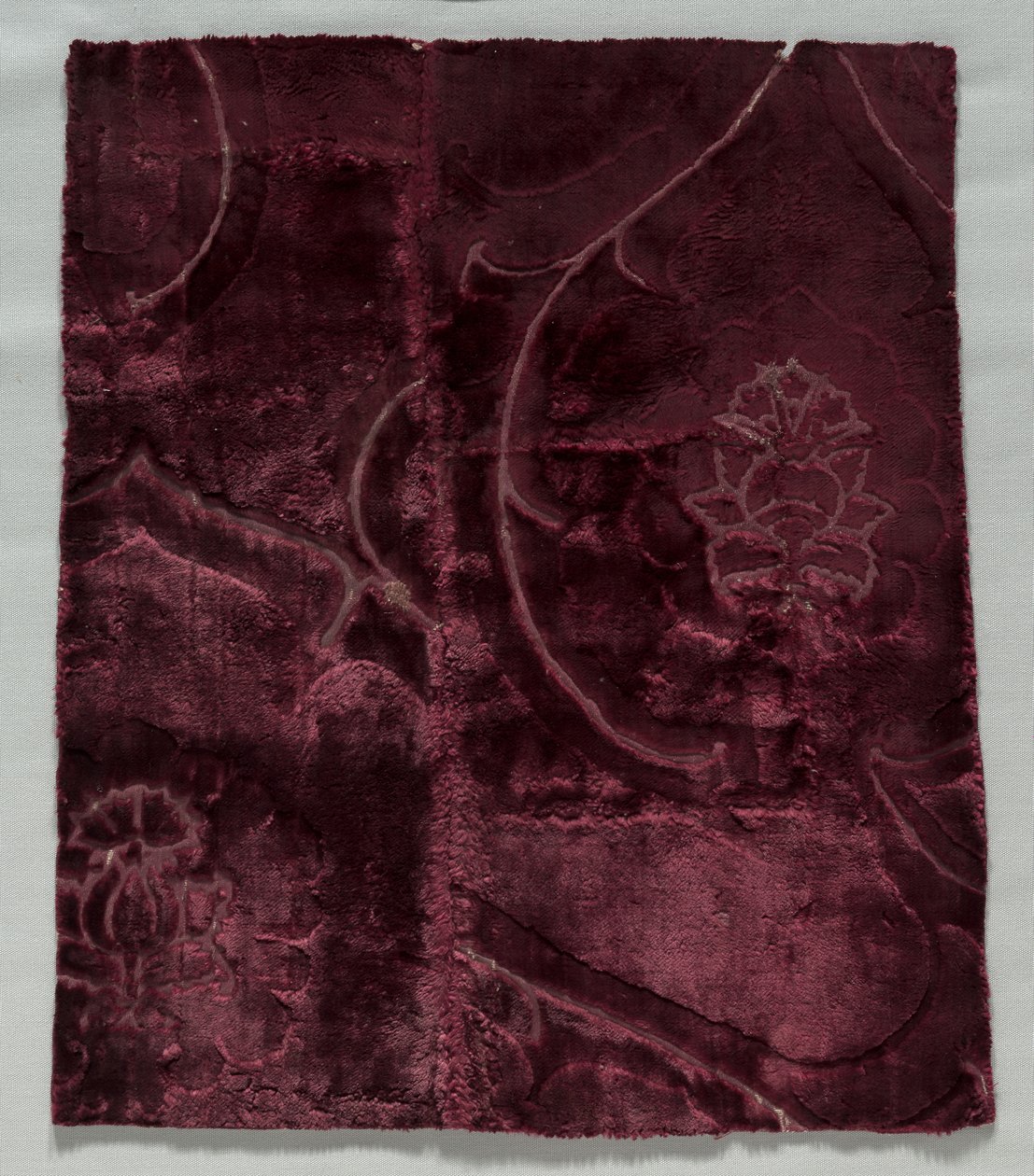 Dois fragmentos de veludo costurados juntos, anos 1400. de Unbekannt