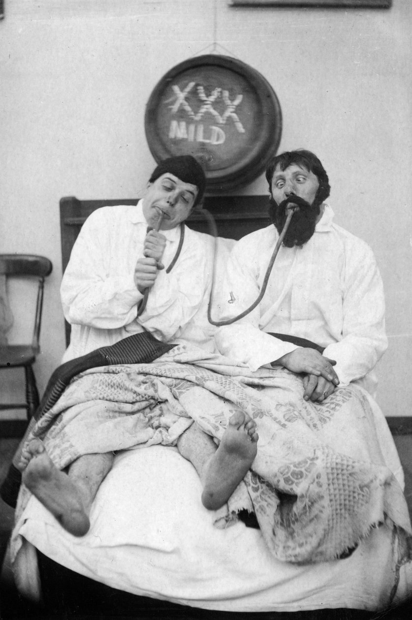 Dois homens bêbados em uma cama, 1906 de Unbekannt