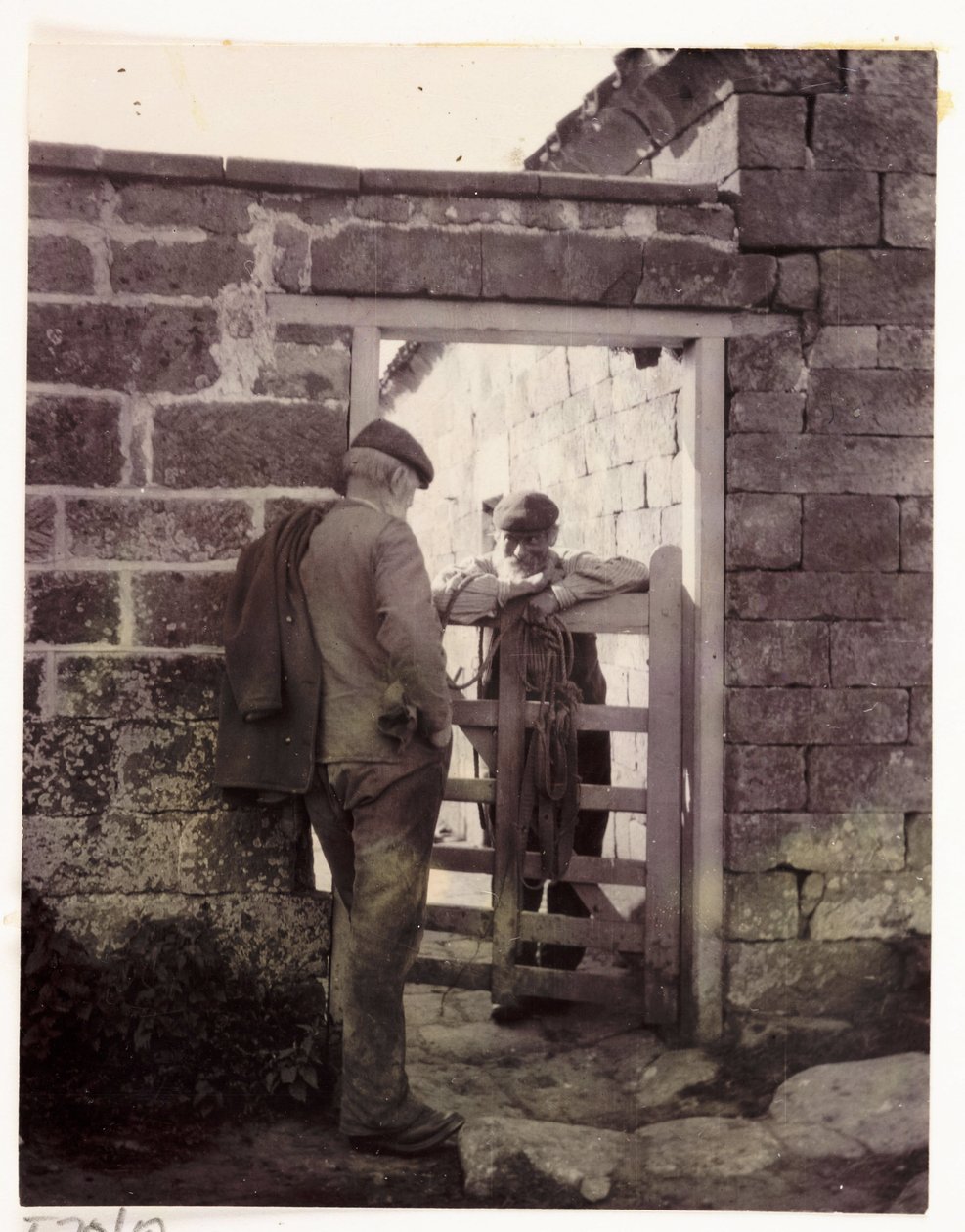 Dois homens falando por cima de um portão, c 1905 de Unbekannt