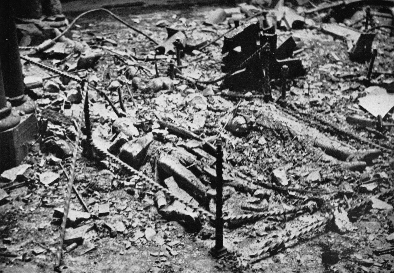 Duas das efígies dos Cavaleiros na ronda da Igreja do Templo, destruídas pelo fogo, 1941 de Unbekannt