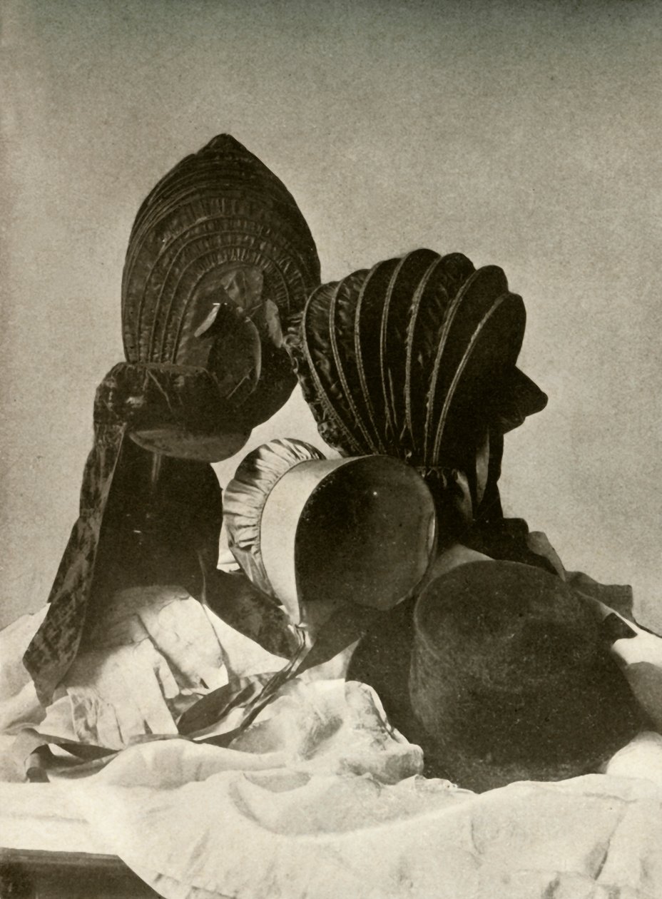 Dois bezerros de seda, boné de equitação, gorro Quaker, chapéu, luvas e saia, século XVIII, 1937. de Unbekannt