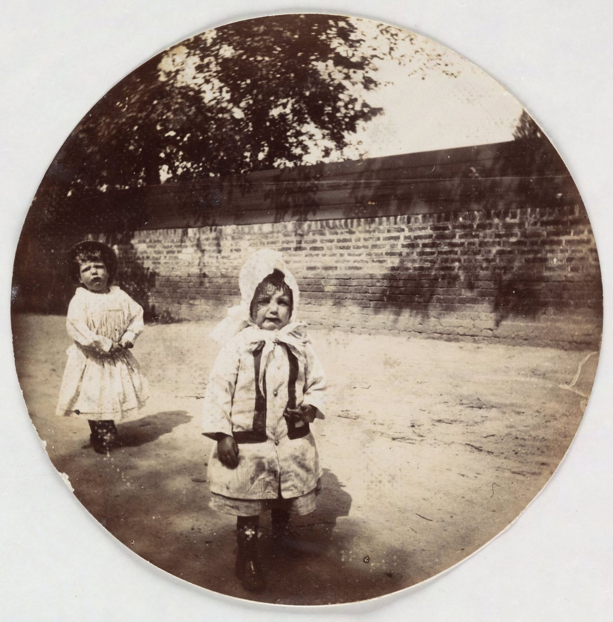 "Two small children walking alongside a wall", vers les annees 1890 de Unbekannt