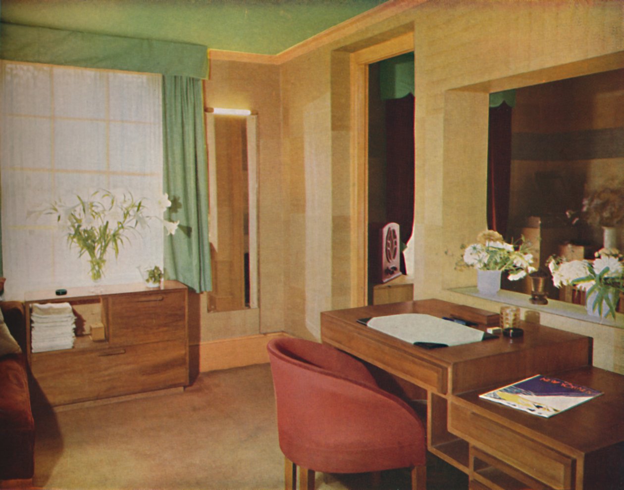 Dois quartos pequenos convertidos para uso como quarto e escritório, 1933 de Unbekannt