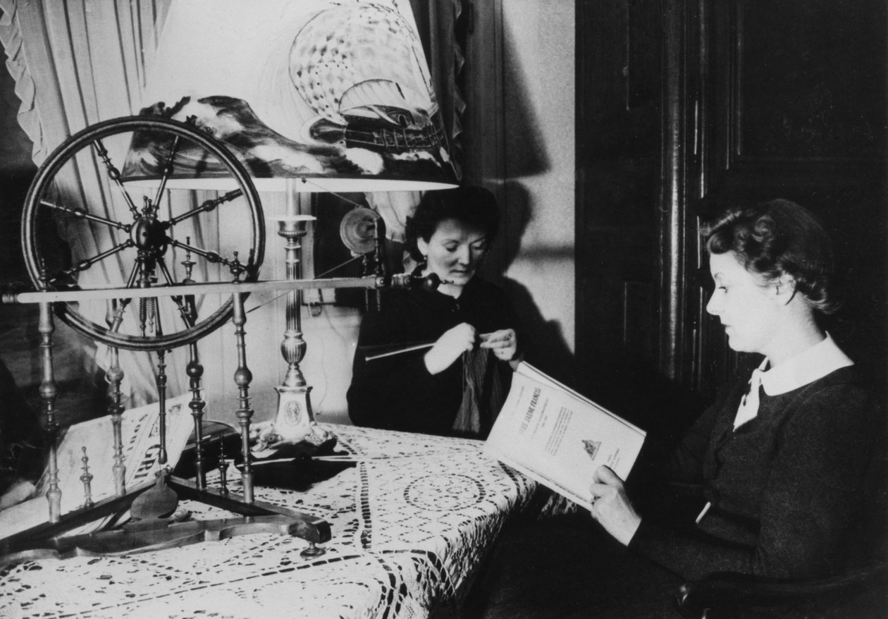 Duas mulheres em casa, França, 1939 de Unbekannt