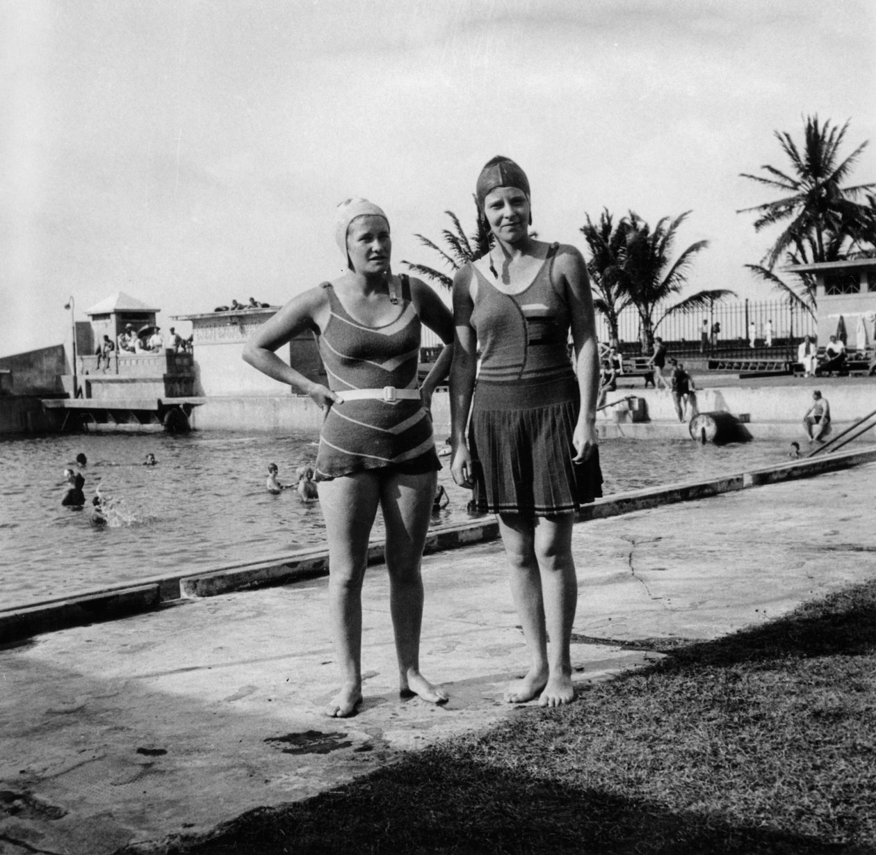 Duas mulheres em trajes de banho ao lado de uma piscina, Balboa, Panamá, 1931 de Unbekannt