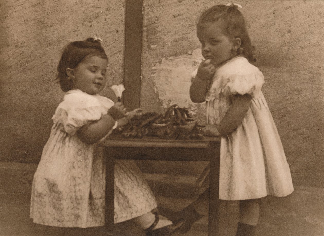 Duas meninas em uma mesa, 1937. de Unbekannt