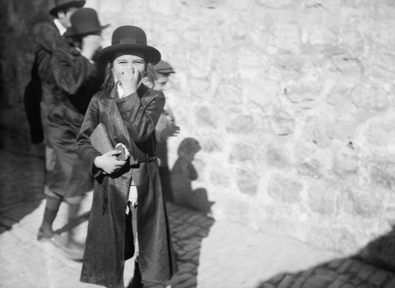Tipos no Muro das Lamentações dos Judeus, c.1934-1939 (foto a p/b) de Unbekannt