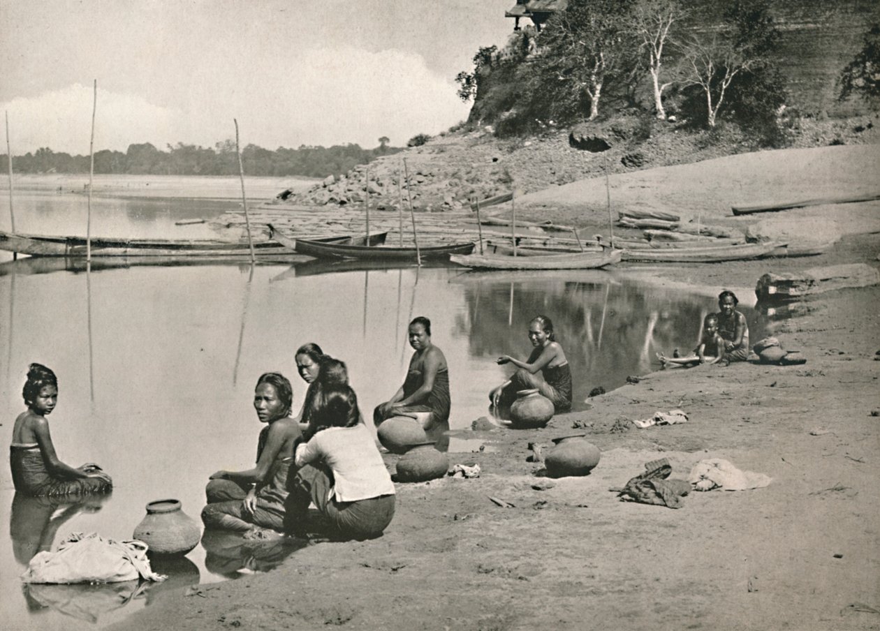 Cena típica do rio no grande Irrawaddy - Mulheres tomando banho e tirando água, 1900. de Unbekannt