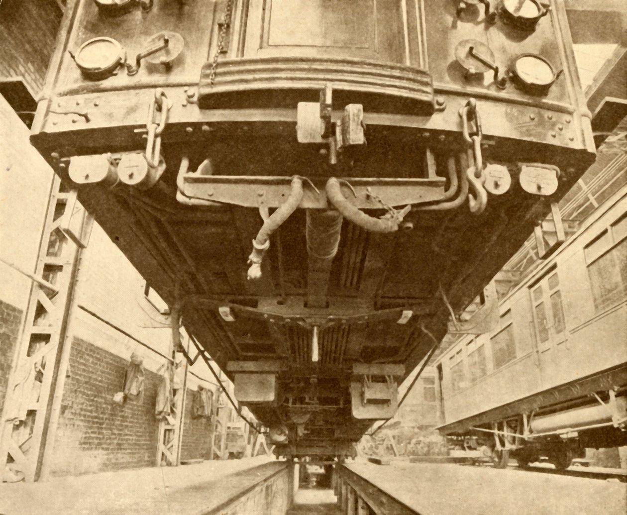 Debaixo do metrô: Debaixo de um vagão elétrico ferroviário do distrito, 1930. de Unbekannt
