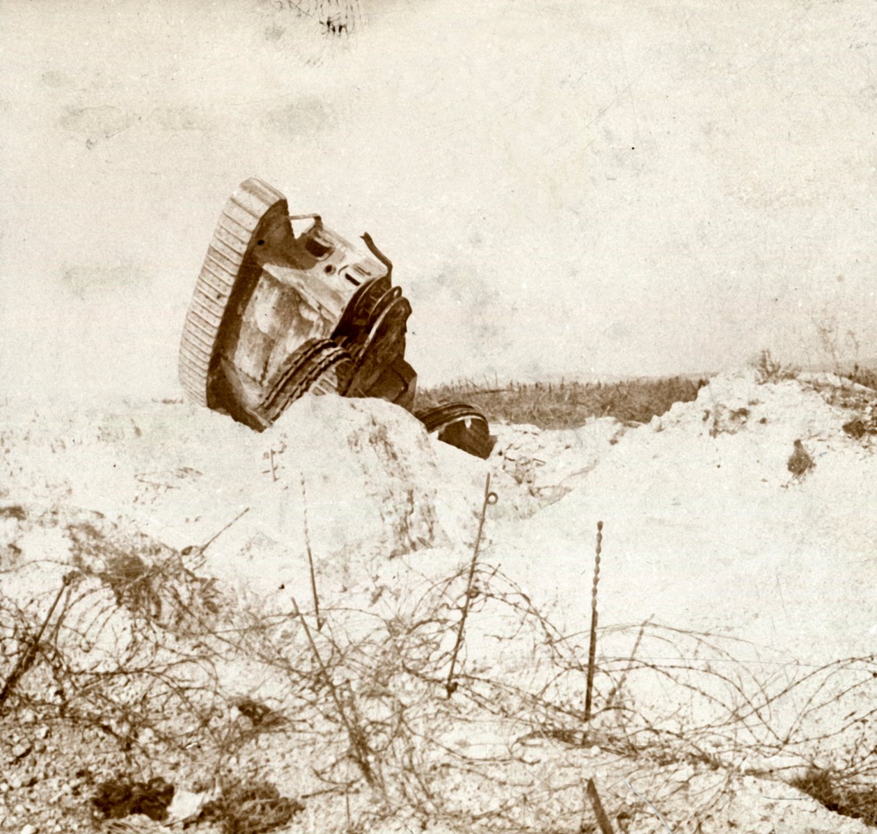 Parte inferior do tanque danificado, c1914-c1918 de Unbekannt
