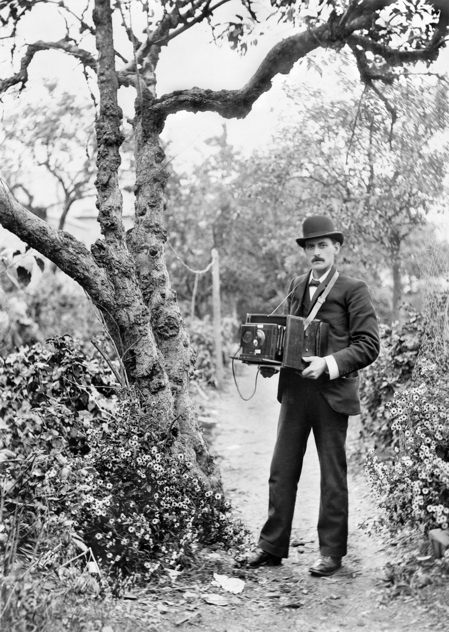 Reino Unido : The Photographer JT Newman With His Plate Camera. c1890 de Unbekannt