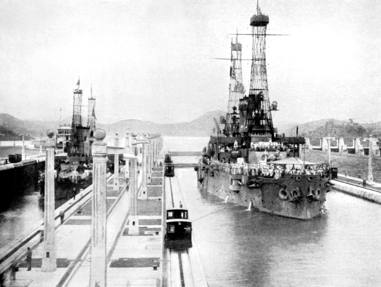 Homens-de-guerra dos Estados Unidos passando por uma fechadura, Canal do Panamá, Panamá, 1926 de Unbekannt