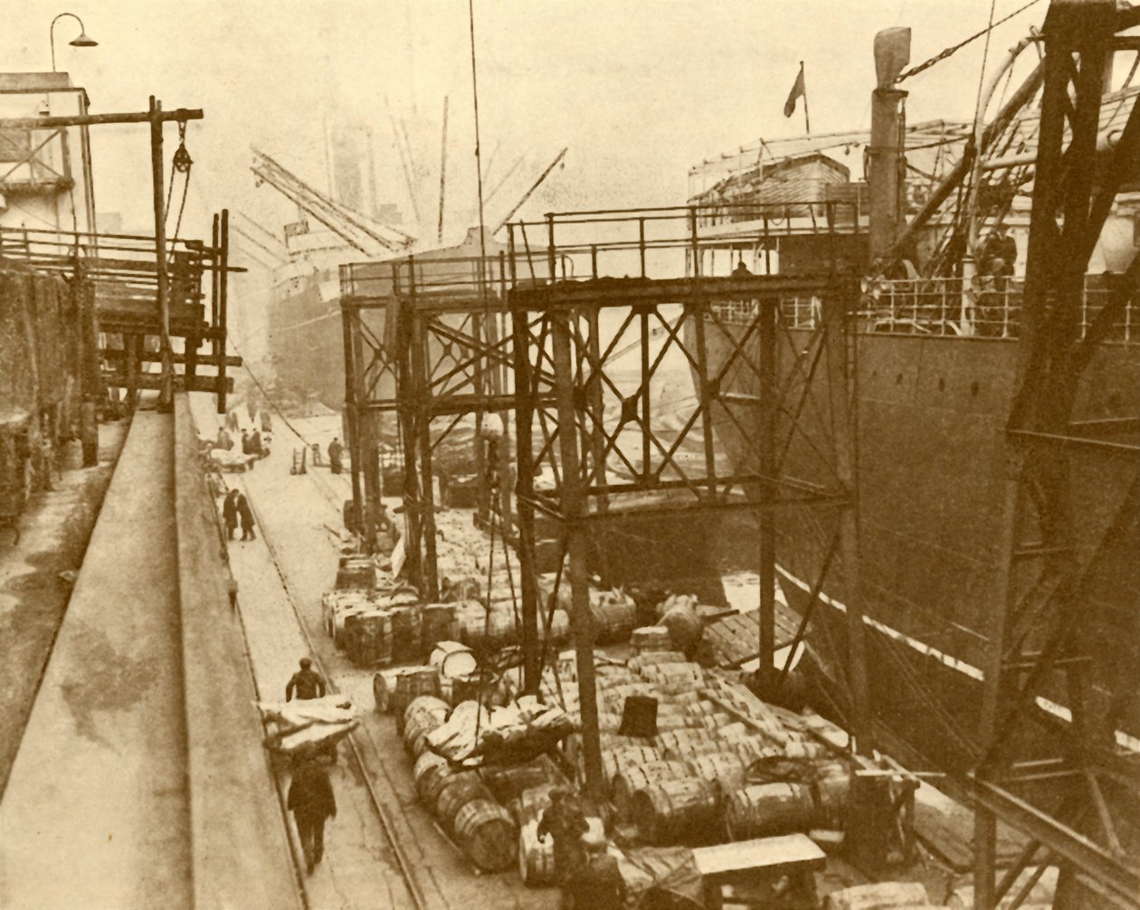 Descarregando navios de transporte nas docas reais de Albert, Londres, c1930. de Unbekannt