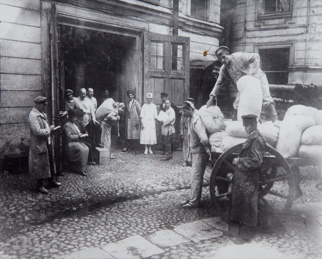 Descarregando alimentos, a Casa dos Cientistas, Petrogrado, Rússia, c1920-c1924 de Unbekannt