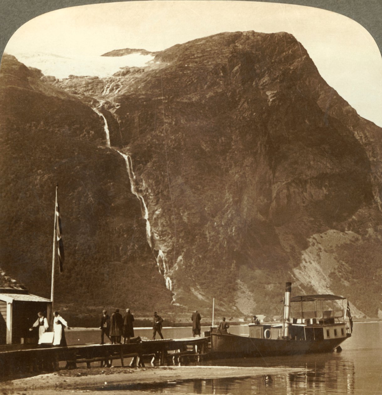 Utigards cai da geleira de Ravnefjeld no lago Loen - de Naesdal, Noruega, c1905. de Unbekannt