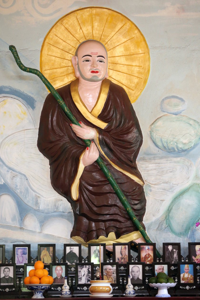 Mosteiro budista Van Hanh zen. Monge budista sobre altar vietnamita para antepassados. A veneração dos mortos. Dalat. Vietnã de Unbekannt