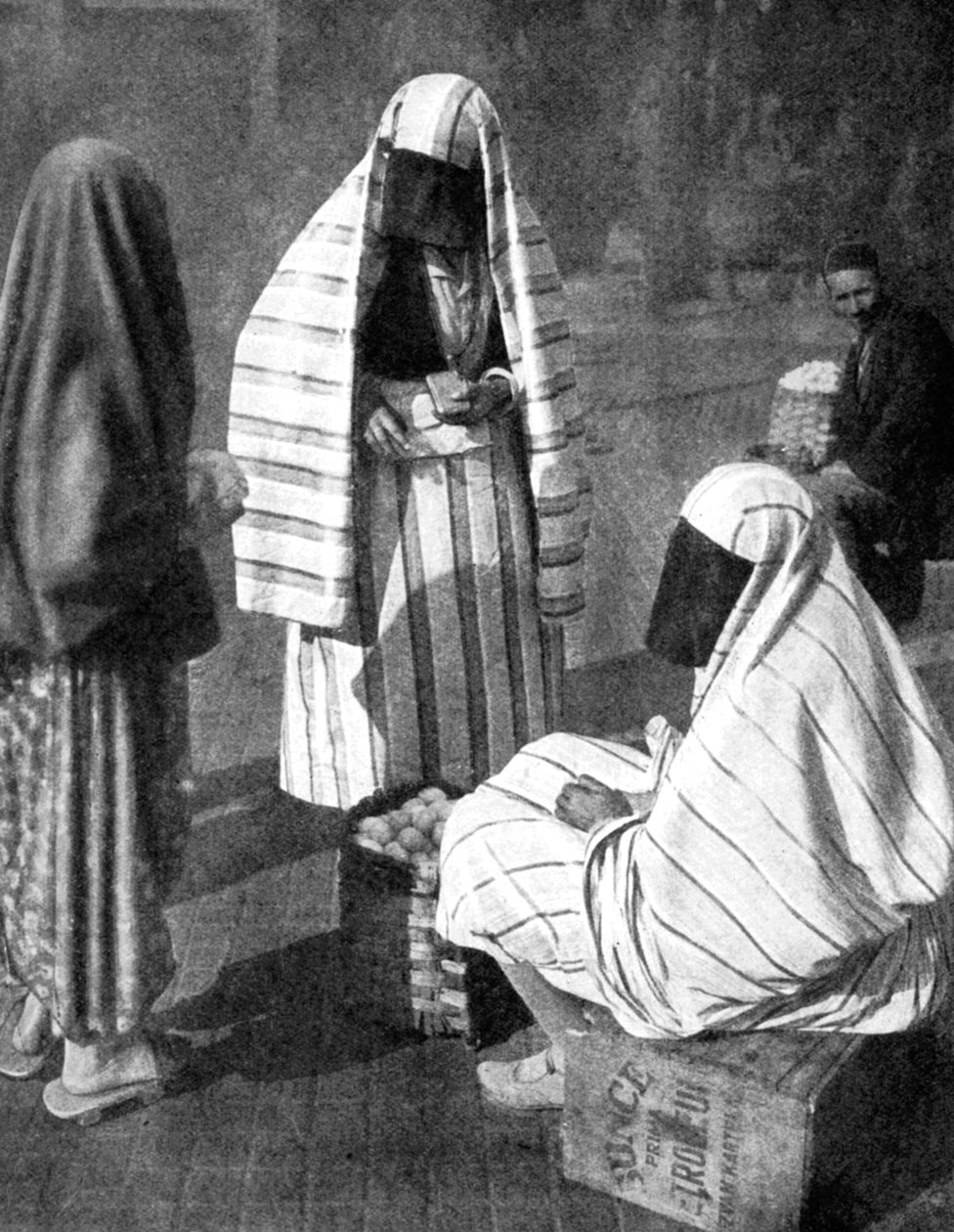 Mulheres veladas, Sarajevo, Bósnia, 1936 de Unbekannt
