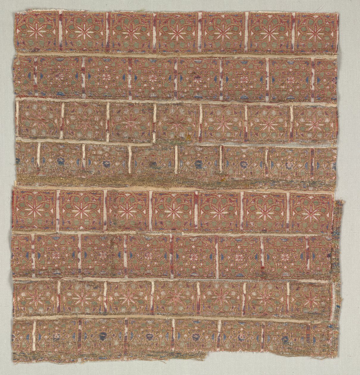 Fragmento de vestimenta com estrelas em quadrados escalonados, 1200s. de Unbekannt