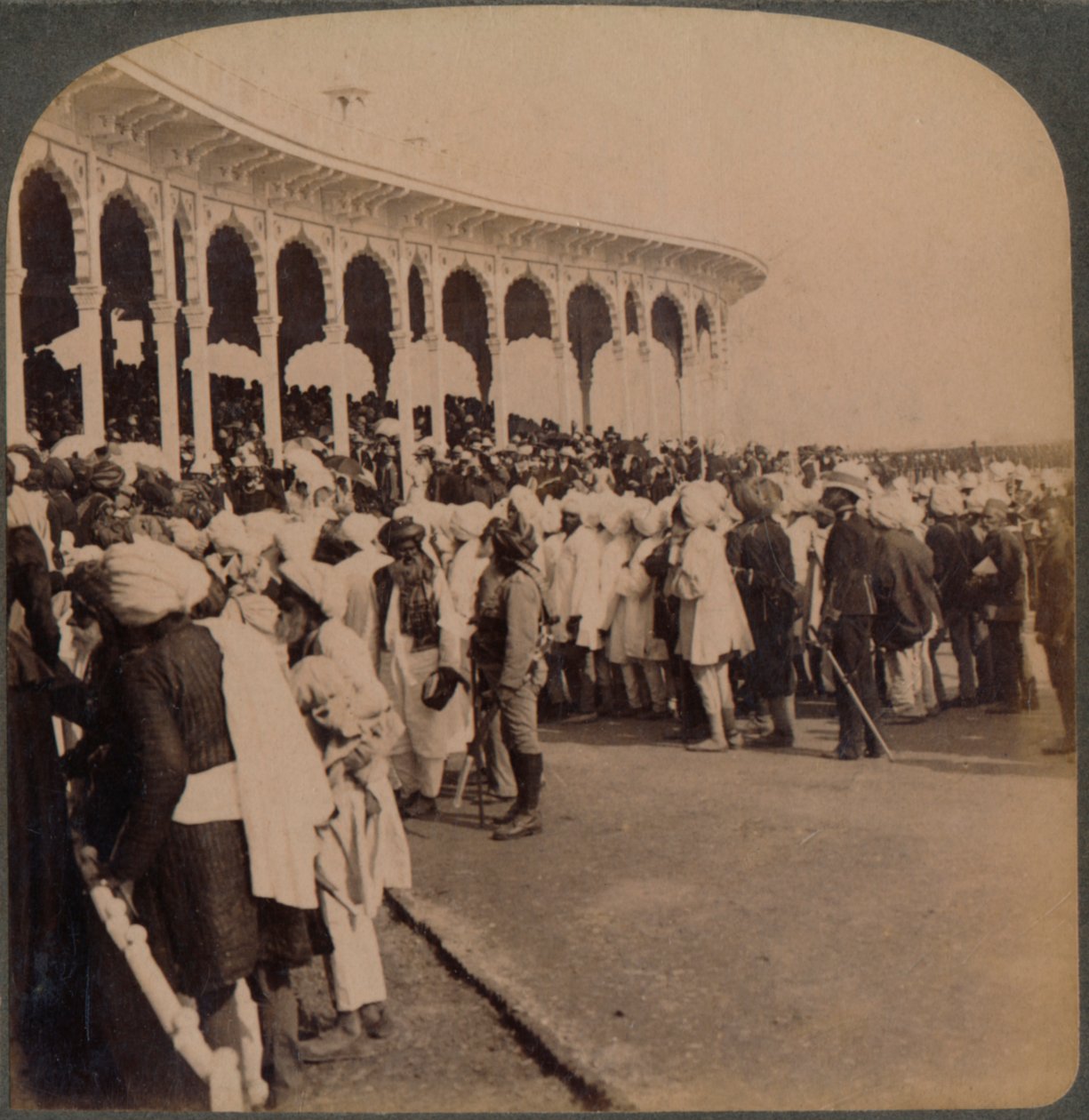 Veteranos do motim 1857 entrando no anfiteatro em Durbar, Delhi, Índia, 1903 de Unbekannt