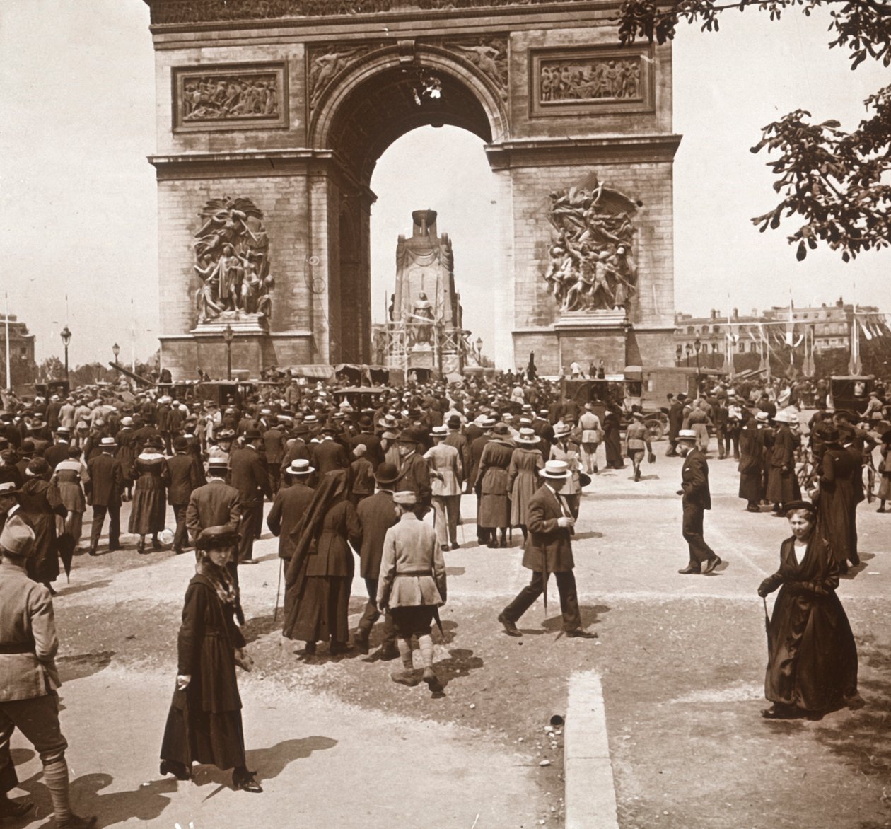 Celebração da vitória, civis no Arco do Triunfo, Paris, França, julho de 1919. de Unbekannt
