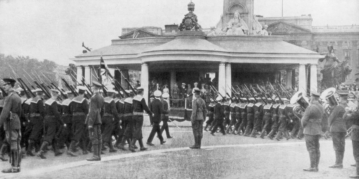 Desfile da vitória passando o Victoria Memorial e o Palácio de Buckingham, Londres, 19 de julho de 1919 de Unbekannt