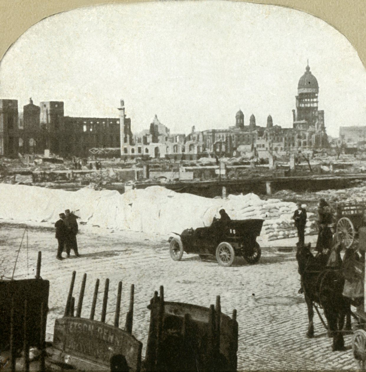 Vista da estação de distribuição da Moulder School, mostrando toneladas de farinha na calçada, 1906. de Unbekannt