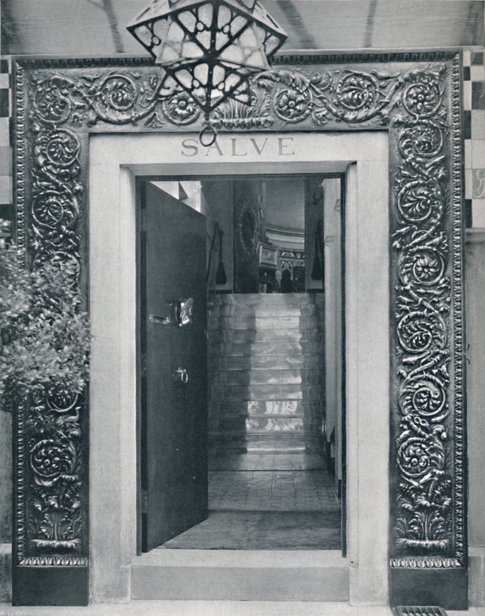Vista para o estúdio Sir L. Alma-Tademas através da porta de entrada, final do século XIX. de Unbekannt