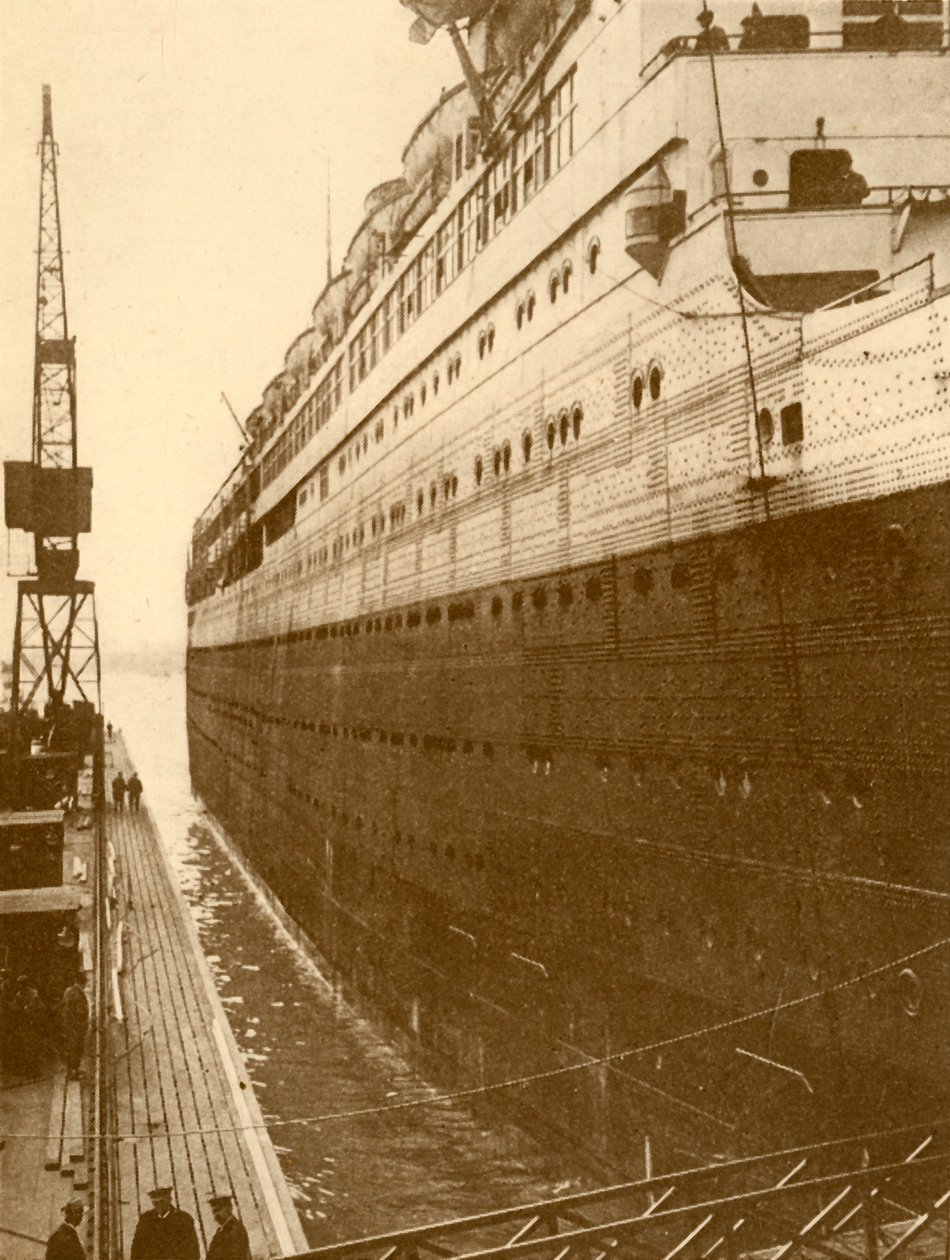 Vista do lado de estibordo do Majestic ao entrar na doca seca flutuante, c1930. de Unbekannt