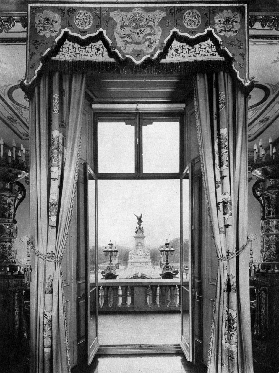 Vista do monumento de Victoria de dentro do Palácio de Buckingham, Londres, 1935 de Unbekannt