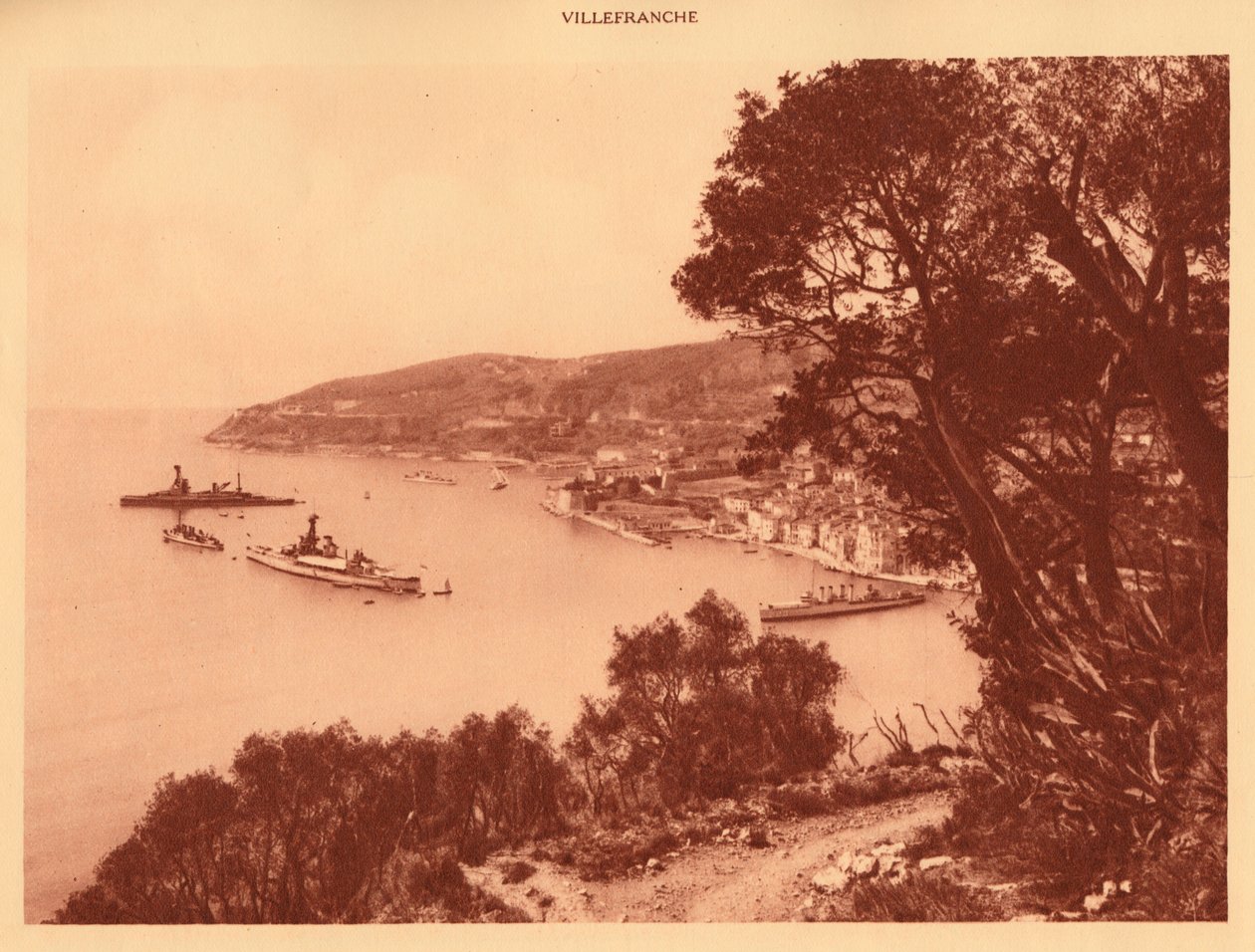 Vista da cidade e Roadstead, Villefranche, 1930. de Unbekannt