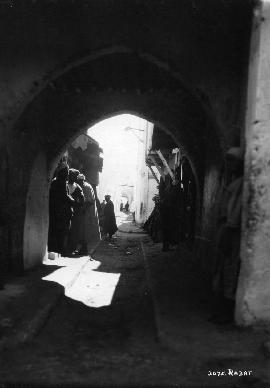 Vista através de um arco, Rabat, Marrocos, c1920s-c1930s de Unbekannt