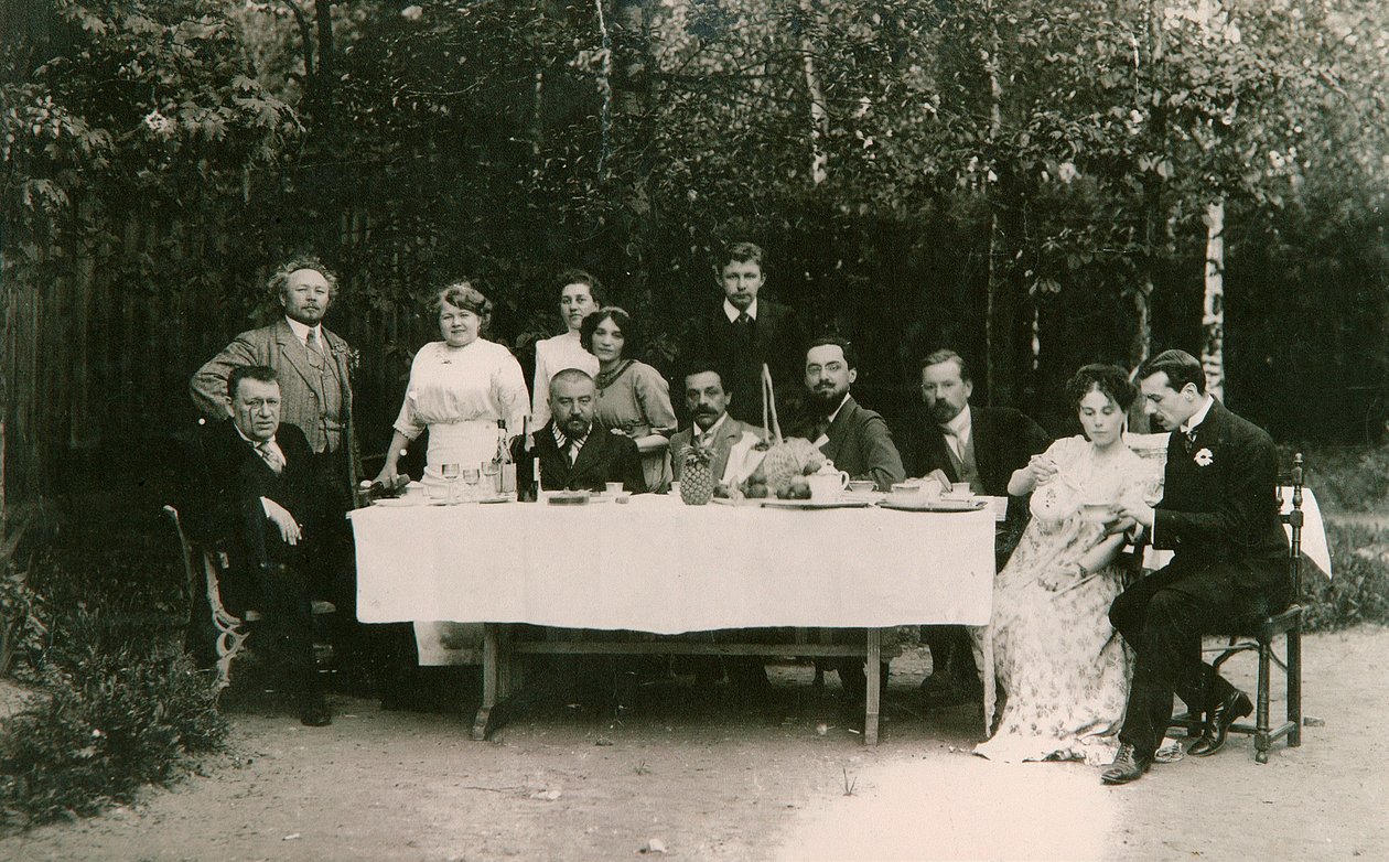 Visitantes com o autor russo Alexander Kuprin e sua família, Gatchina, Rússia, início do século XX de Unbekannt