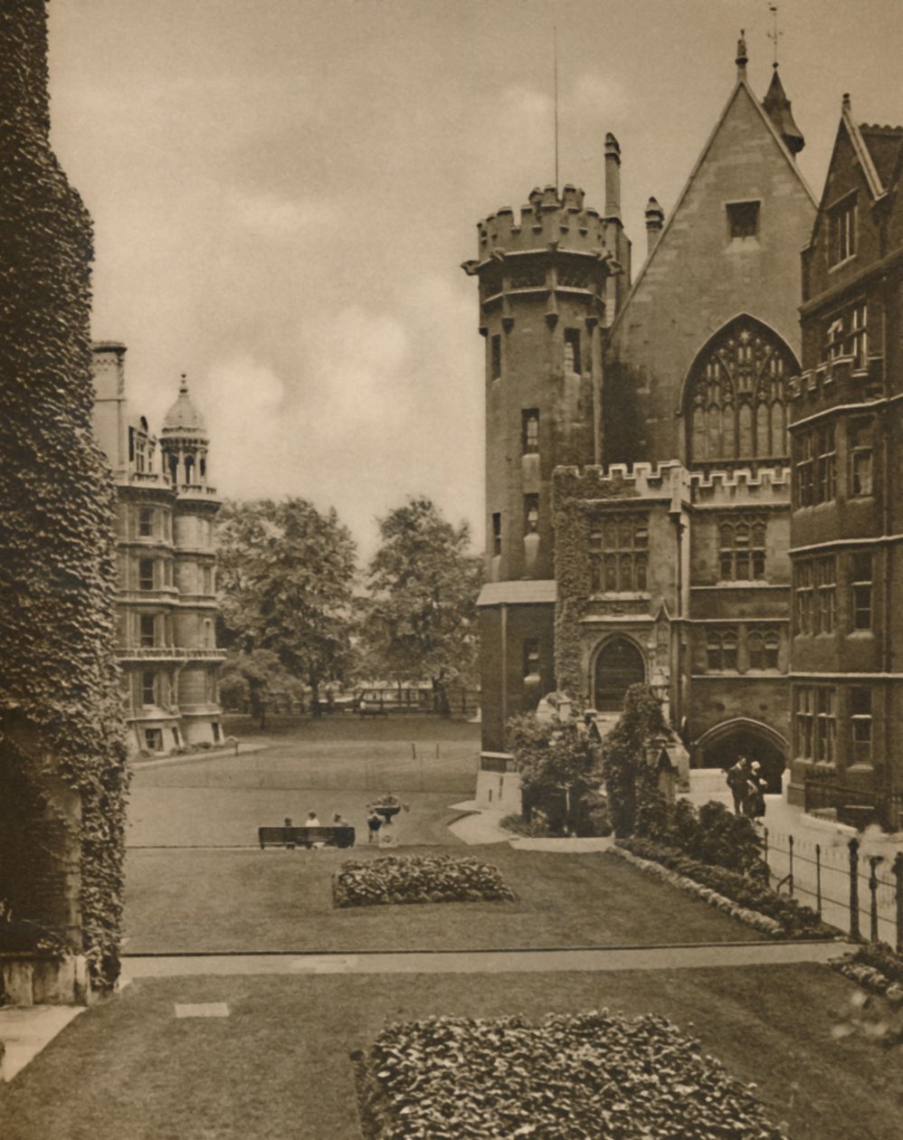 Vista dos jardins médios do templo da corte da fonte, c1935. de Unbekannt
