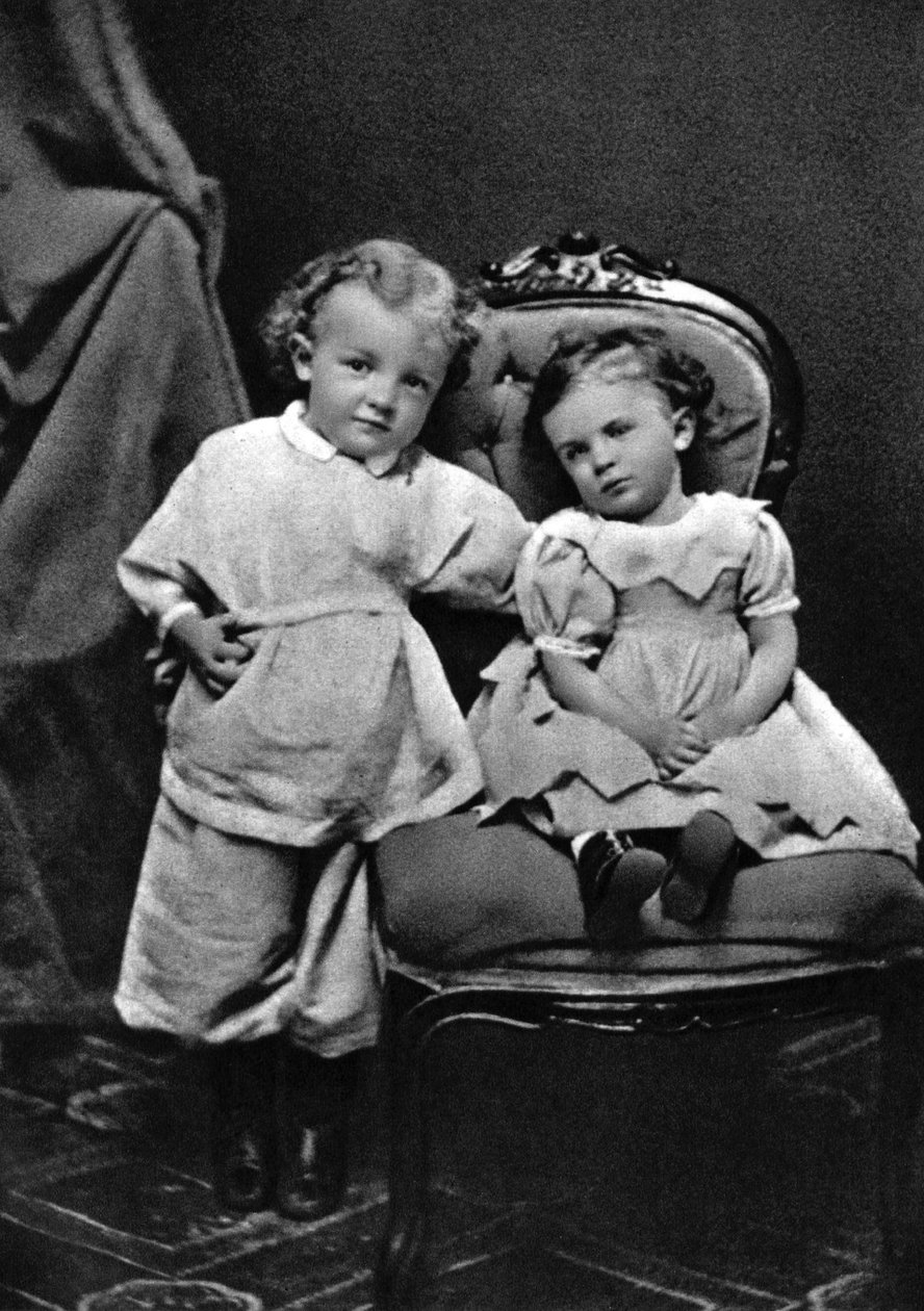 Vladimir Ilich Lenin, líder revolucionário bolchevique russo, 4 anos, com sua irmã Olga, 1874 de Unbekannt