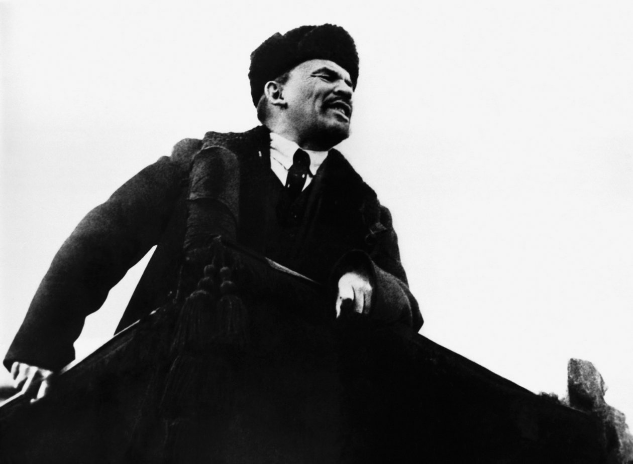 Vladimir Ilich Lenin, líder revolucionário bolchevique russo, falando de uma tribuna, 1917 de Unbekannt