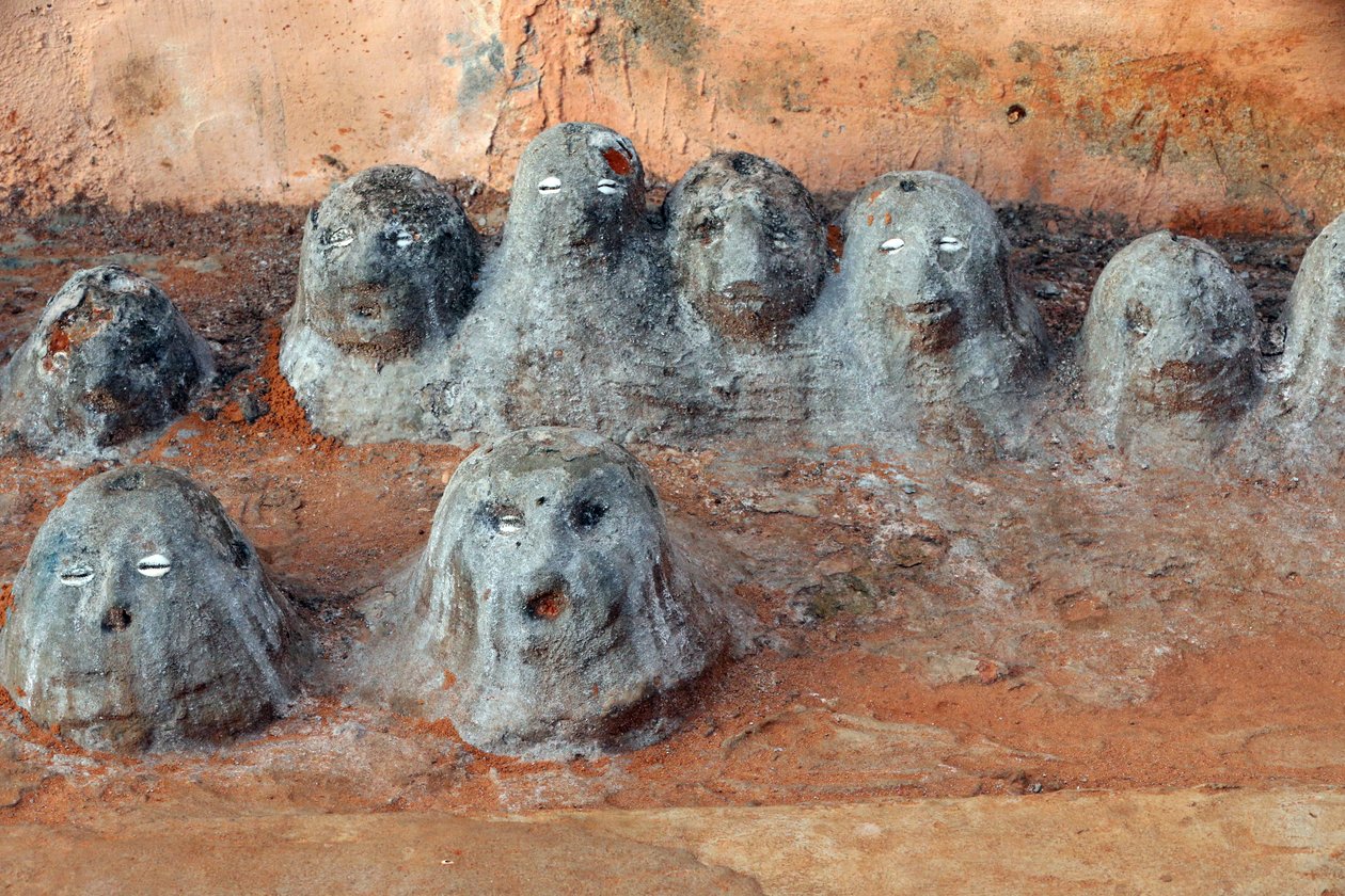 Fetiches de vodu na entrada de um convento. Togoville, Togo de Unbekannt