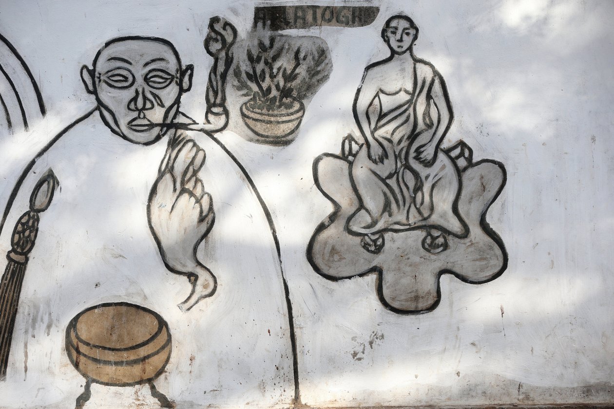 Pintura de parede Voodoo no Mercado Fetiche Akodessewa, conhecido como o maior mercado voodoo do mundo. Lome, Togo de Unbekannt