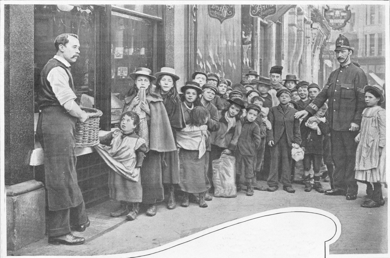 À espera de pacotes de alimentos, Cheapside, c1903 1903 de Unbekannt
